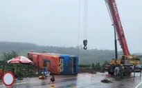 Lật xe khách, một người chết, nhiều người bị thương