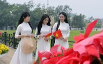 Người dân Thủ đô và du khách nô nức check-in bên Quảng trường Ba Đình mừng Tết Độc lập