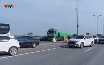 Lượng phương tiện tăng đột biến, CSGT cho ô tô đi trên cả 2 chiều cao tốc hướng về Hà Nội