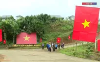 Rực rỡ đường cờ Tổ quốc tại Làng Nủ mừng Tết Độc lập