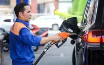 Giá xăng tăng, dầu giảm