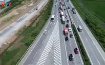 Xử phạt nghiêm xe ô tô chạy chậm, bám làn trái trên cao tốc