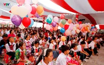 Gửi con vào trường mới, cha mẹ vùng biên trọn niềm vui