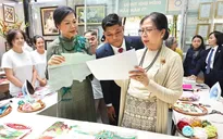 Phu nhân Tổng Bí thư, Chủ tịch nước Tô Lâm và Phu nhân Tổng thống Myanmar thăm làng lụa Vạn Phúc