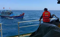 Tàu cá hỏng lái giữa biển, 13 ngư dân được Hải quân cứu kéo vào bờ