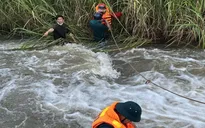 Cứu người dân đi xe máy bị nước lũ cuốn trôi ở Đắk Lắk