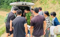 Công an vượt đồi dốc, đưa người phụ nữ gặp nạn khi hái hồi đi cấp cứu