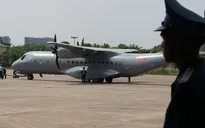 Máy bay chở hơn 13.500 mẫu sinh phẩm hài cốt liệt sĩ hạ cánh xuống Hà Nội để giám định ADN