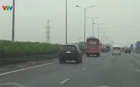 Nhiều xe chạy chậm, bám làn trái trên cao tốc gây cản trở lưu thông