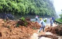 Mưa lớn miền Trung: Nhiều tuyến đường sạt lở, ngập sâu, một số nơi bị chia cắt