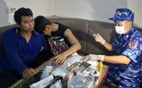 Cảnh sát biển cứu chữa 2 ngư dân gặp tai nạn lao động trên biển