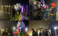 Cứu 19 người trong xe khách giường nằm bị lật xuống mương giữa trời mưa lớn
