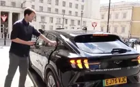 Robotaxi Uber lăn bánh tại London (Anh)
