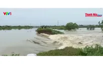 Mưa lớn làm vỡ bờ kênh ở Thanh Hóa