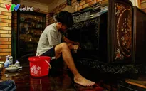Hà Nội: Người dân Tứ Liên tất bật dọn bùn đất, thu gom đồ đạc hư hỏng sau ngập