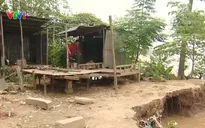 Sạt lở bờ sông Hậu diễn biến phức tạp, nhiều người dân chưa thể di dời