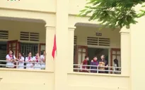 Chăm lo cho học sinh ở lại trường ngày mưa lũ