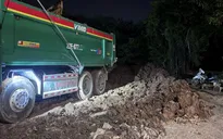 Hà Nội: Phát hiện xe tải đổ đất thải trái phép trong đêm