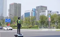 Robot cảnh sát giao thông Trung Quốc trở lại đường phố