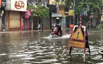 Hà Nội cấm phương tiện qua hai điểm ngập sâu, tổ chức hướng đi thay thế