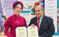 Huyền Trang nhận giải 'Nghệ sĩ tiên phong gìn giữ và phát huy âm nhạc dân gian 2026' tại Hy Lạp