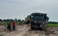 Khởi tố giám đốc công ty vận tải đổ trộm hơn 4.500 tấn chất thải xây dựng