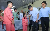 Thủ tướng trao quà của Tổng Bí thư, Chủ tịch nước Tô Lâm tặng các bệnh nhi ung thư