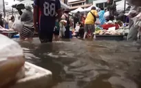 Thái Lan: Đường phố Bangkok vẫn ngập sâu dù mưa đã giảm