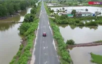 Nắng thì bụi bặm, mưa thì sình lầy trên đoạn đê biển dang dở nhiều năm