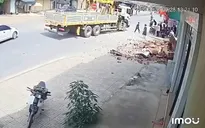 Cổng chào đổ sập ở Hà Tĩnh khiến hai mẹ con bị thương