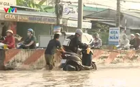 Quốc lộ 1 ngập sâu do triều cường, nhiều xe chết máy giữa đường