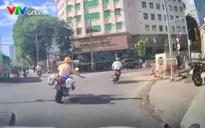 CSGT Hà Nội mở đường đưa hai người bị tai nạn lao động đi cấp cứu
