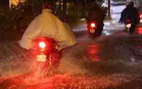 Nhiều khu vực ở TP Hồ Chí Minh ngập sâu do mưa lớn