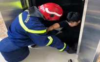 Giải cứu người dân mắc kẹt trong thang máy chung cư mini ở Hà Nội