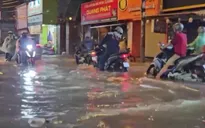 TP Hồ Chí Minh: Nước ngập sâu, cuộc sống sinh hoạt đảo lộn do mưa lớn, triều cường