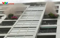 Người dân tháo chạy khỏi đám cháy chung cư Ecohome 1 (Hà Nội)