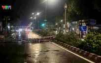 Sập cổng chào ở TP Hồ Chí Minh trong mưa lớn