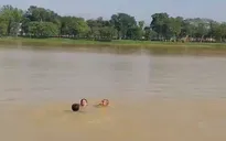 Thượng tá CSGT cùng người dân lao xuống sông Hương cứu người phụ nữ gặp nạn