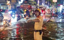 CSGT TP Hồ Chí Minh khuyến cáo giảm tốc độ, không cố vượt vùng ngập sâu khi mưa lớn