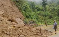 Mưa lớn, dông lốc làm 7 căn nhà ở Lào Cai bị tốc mái, hư hỏng, sạt lở đường giao thông