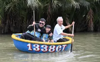 Bố ơi mình đi đâu thế: Huy R hát live 'Anh thanh niên' trên thuyền thúng