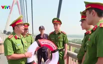 Gắn phao cứu sinh trên cầu Nhật Tân để ứng cứu người gặp nạn