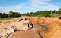 Khắc phục cát tràn, sạt lở các tuyến đường vào Mũi Né sau mưa lớn