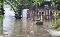 Mưa lớn gây ngập nặng ở Quảng Ngãi, nhiều điểm bị sạt lở