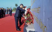 Thủ tướng Lê Minh Hưng và Thủ tướng Lào dâng hoa tưởng niệm các vị lãnh tụ hai nước