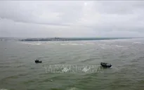 Tàu cá chìm tại cửa Gianh, một ngư dân mất tích