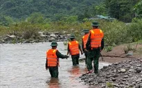 Huy động lực lượng tìm kiếm người phụ nữ bị nước lũ cuốn trôi