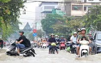 Triều cường đạt đỉnh, nhiều tuyến đường ở TP Hồ Chí Minh ngập sâu