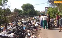 Đường liên xã ở Hưng Yên biến thành nơi tập kết rác, gây cản trở giao thông