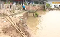 Hai căn nhà đổ sập do sạt lở bờ sông Tiền